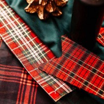 CHEMIN DE TABLE TISSU TARTAN 28CMX3M ROUGE VERT OR