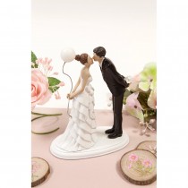 FIGURINE RÉSINE COUPLE S\'EMBRASSANT BALLON 15.9CM